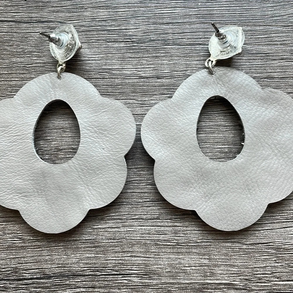 Stella & Dot Silver Bead Gray Dove Leather Lightweight Statement Earrings - Picture 3 of 7